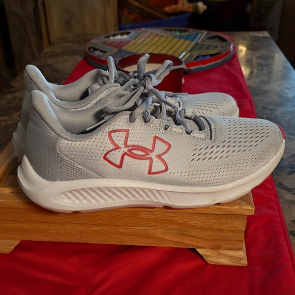 Under Armour Gray Athletic Shoes with Fuscia Logo - Picture 4 of 5
